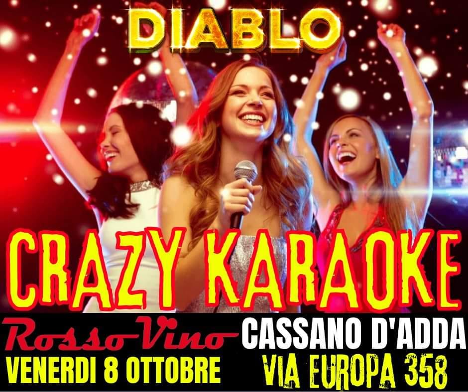 Una delle nostre serate karaoke con persone che cantano in compagnia.
