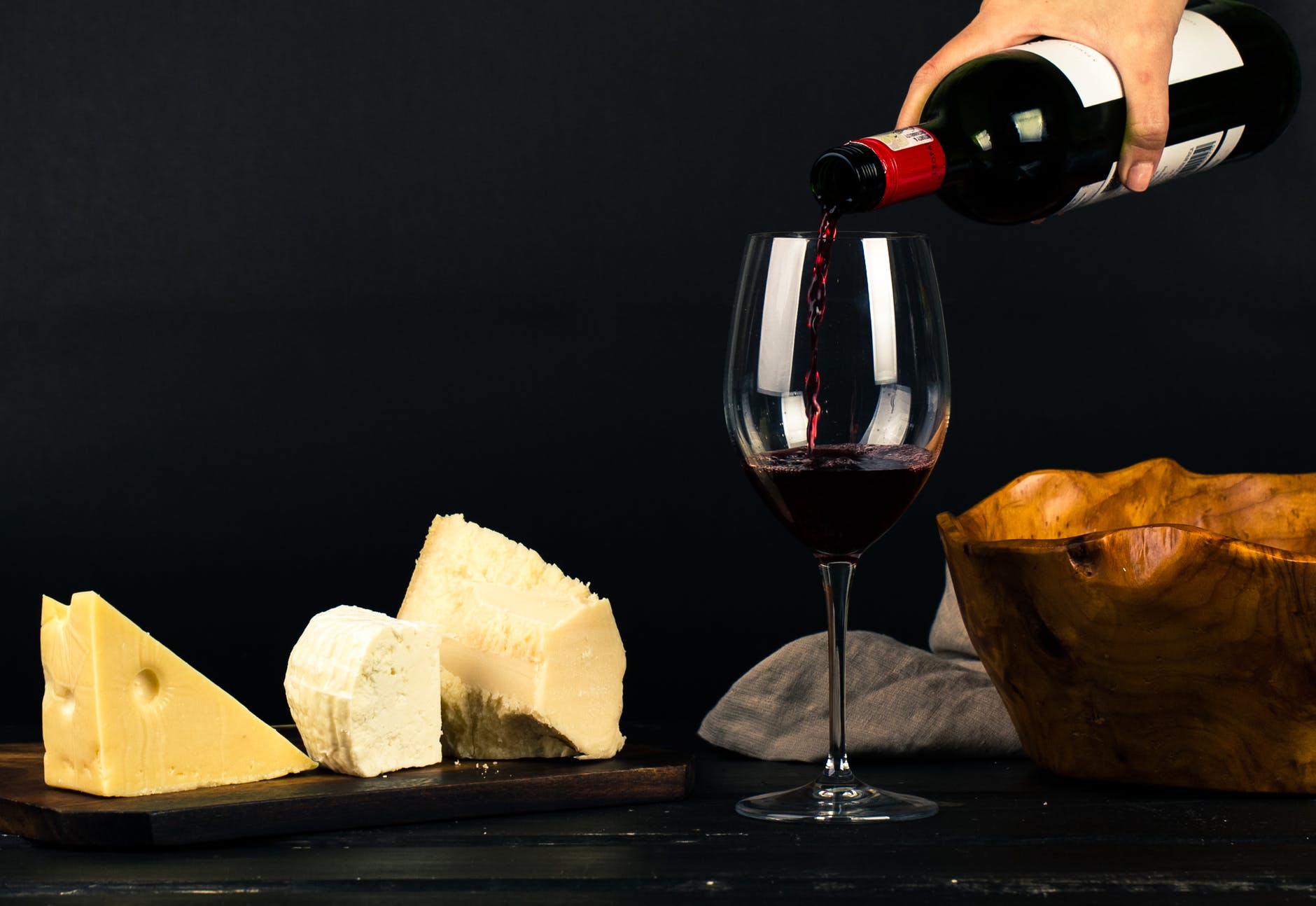 Un calice di vino accompagnato da deliziosi formaggi